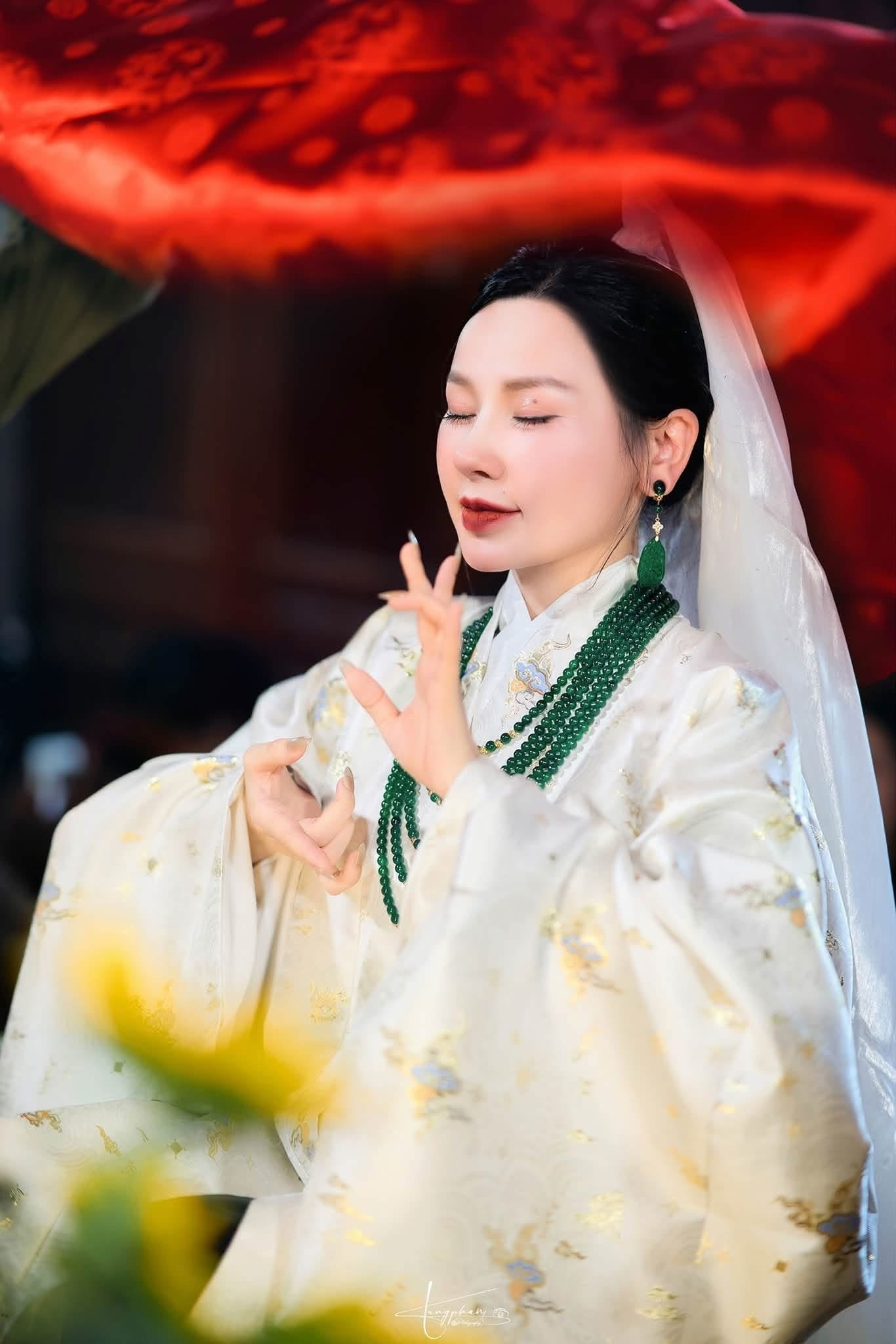 Thủ nhang 9X Nguyễn Hoàng Diệu Ngân: Giữ lửa di sản nơi Đền Thần Nông