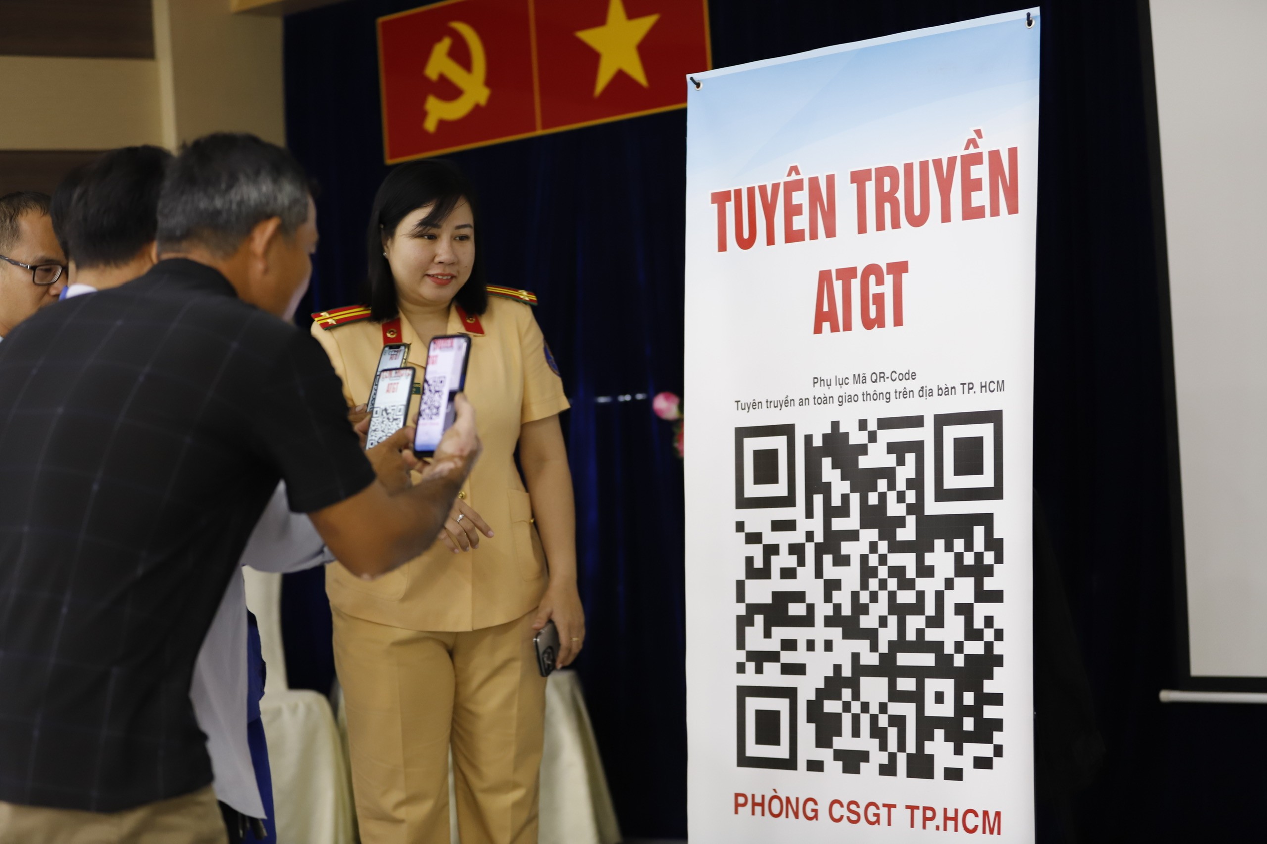 trung-ta-tran-thi-hong-nhung-huong-dan-cac-tai-xe-quet-ma-qr-code-1705287154.jpg