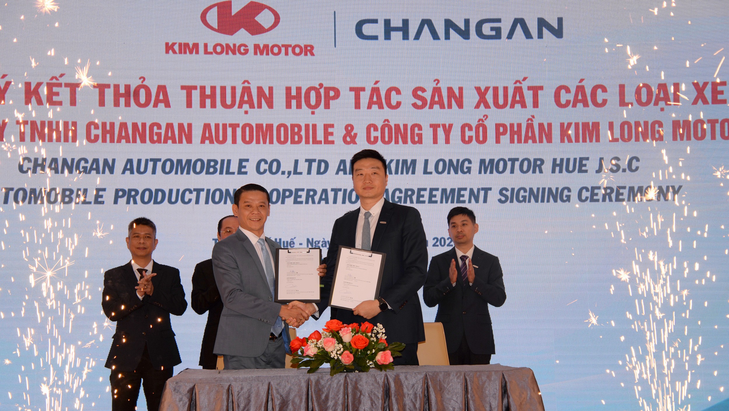 le-ky-ket-giua-kim-long-motor-hue-va-tap-doan-changan-automobile-trung-quoc-1736869833.JPG