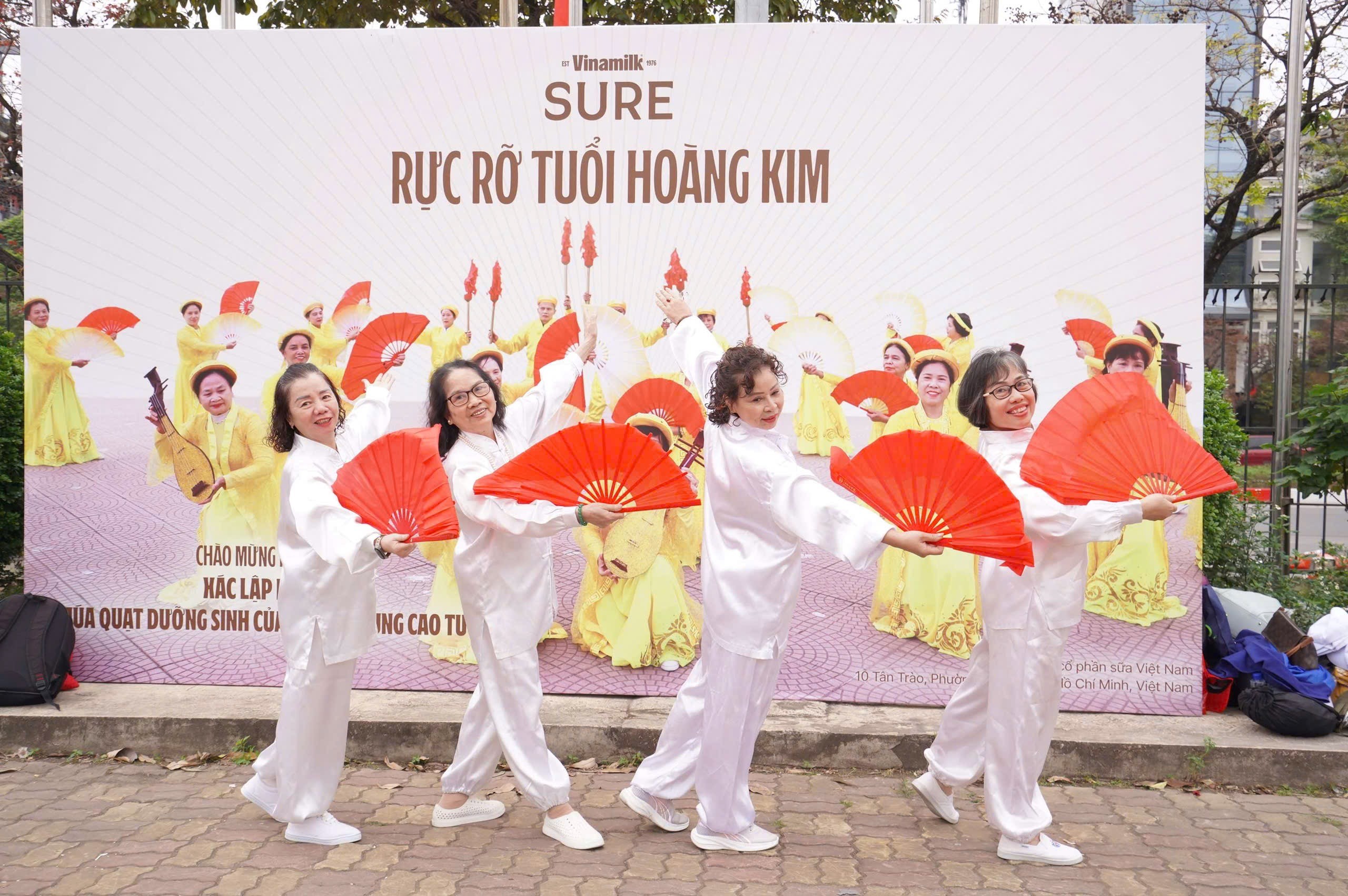 Vinamilk Sure cùng hàng ngàn người cao tuổi Hà Nội tạo nên màn múa quạt dưỡng sinh đầy sắc màu