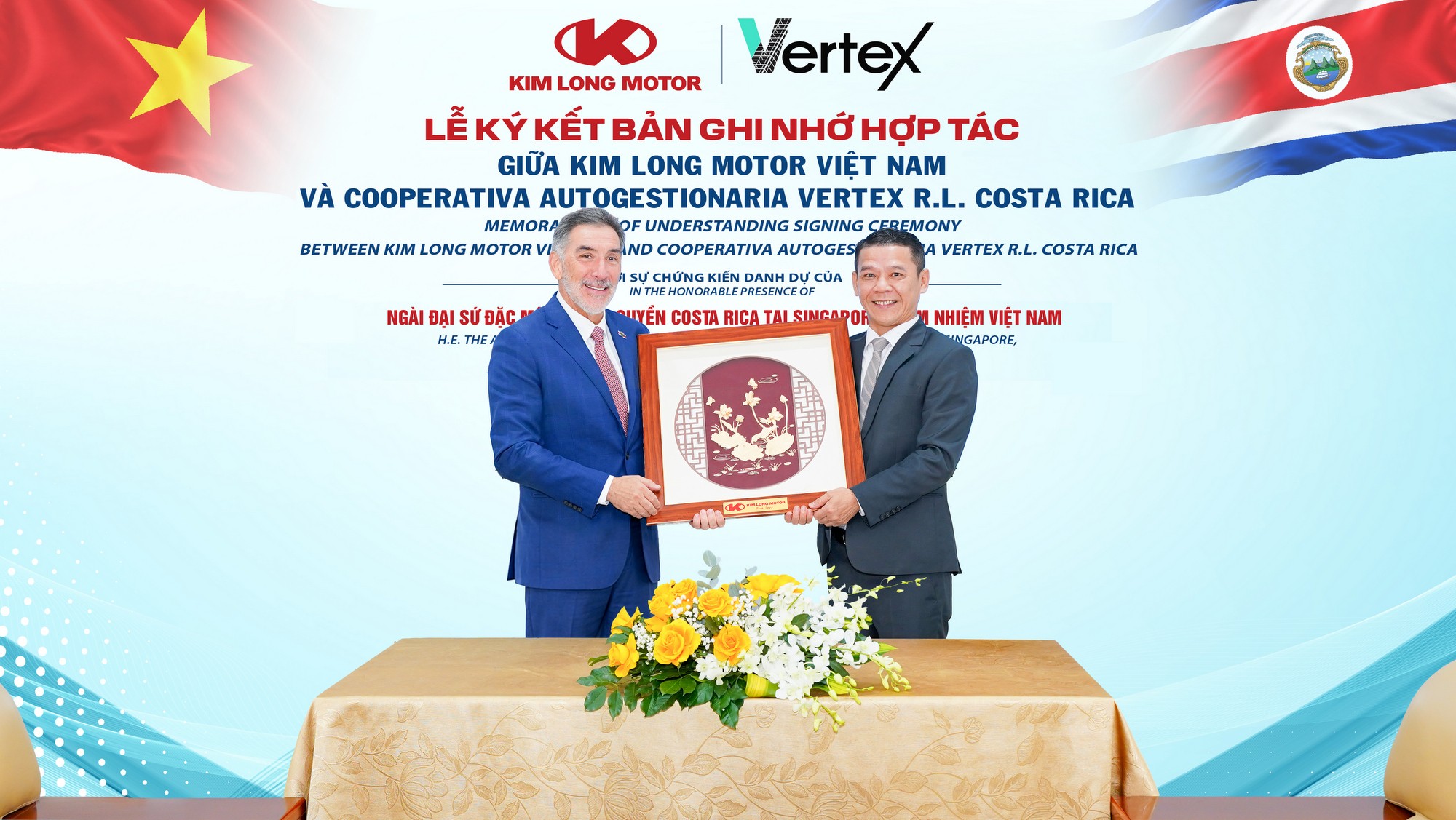 ong-dao-viet-anh-tong-giam-doc-kim-long-motor-tang-qua-luu-niem-cho-ong-victor-hugo-rojas-gonzalez-dai-su-dac-menh-toan-quyen-cong-hoa-costa-rica-tai-singapore-kiem-nhiem-viet-nam-1793085545.jpg