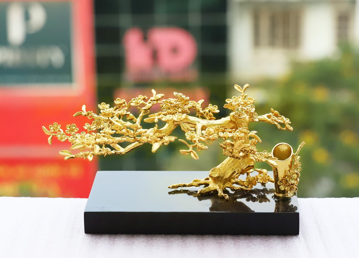 Nếu trên bàn làm việc của cha có thêm điểm nhấn bởi những bông mai mạ vàng kiêm giá đỡ bút, chắc chắn cha sẽ cảm nhận được sự tinh tế và tấm lòng của bạn