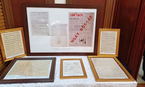 Trao tặng nhiều hiện vật quý cho Bảo tàng Hồ Chí Minh