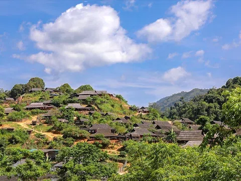 Kiên quyết, kiên trì, chủ động đấu tranh ngăn chặn, đẩy lùi các hoạt động tôn giáo trái pháp luật, giữ yên bản làng