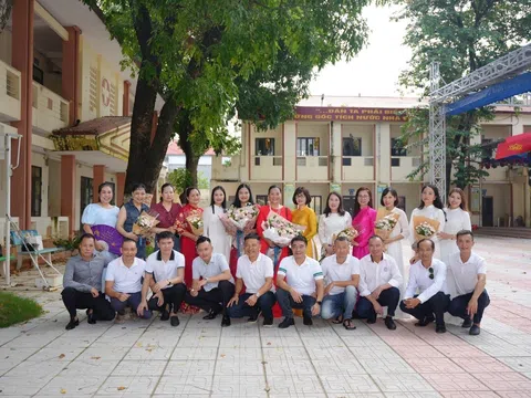 Ngày họp lớp khó quên sau 30 năm gặp lại