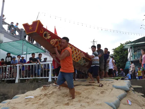 Hăng say luyện tập, trai bơi Đông Thành sẵn sàng cho lễ hội đua, bơi thuyền truyền thống trên sông Kiến Giang năm 2025