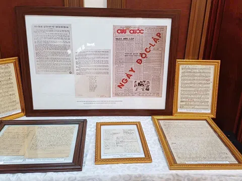 Trao tặng nhiều hiện vật quý cho Bảo tàng Hồ Chí Minh