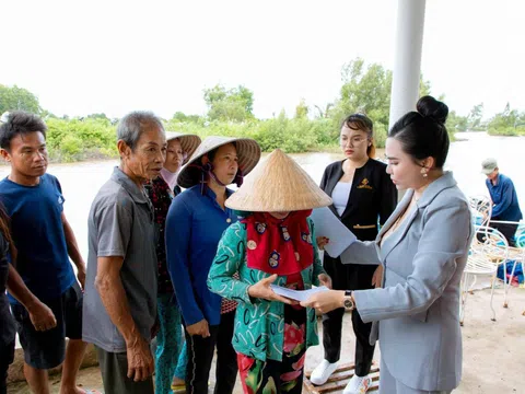 Hoa hậu thiện nguyện Lý Kim Ngân trao những phần quà ý nghĩa đến tay người dân