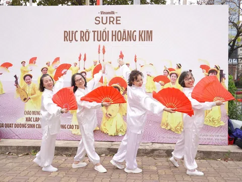 Vinamilk Sure cùng hàng ngàn người cao tuổi Hà Nội tạo nên màn múa quạt dưỡng sinh đầy sắc màu