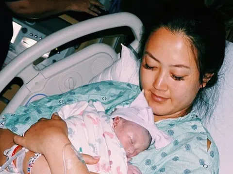 Hoa hậu làng golf hạ sinh con gái đầu lòng