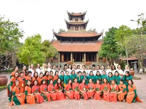 Làng gốm cổ truyền Bát Tràng hân hoan chào đón thí sinh đại diện các quốc gia tham dự Hoa hậu Du lịch Thế giới 2022