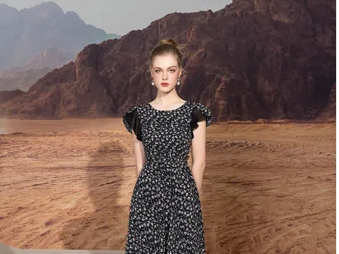 Mẫu đầm hoa nhí nữ tính cho quý cô không tuổi