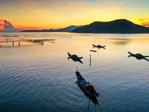 Tác phẩm "Bình minh đầm Đá Bạc - Huế" của Nhiếp ảnh gia Nguyễn Viết Cường