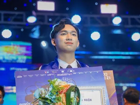 Nam vương Ngoại thương gây ấn tượng với thành tích học tập “khủng”