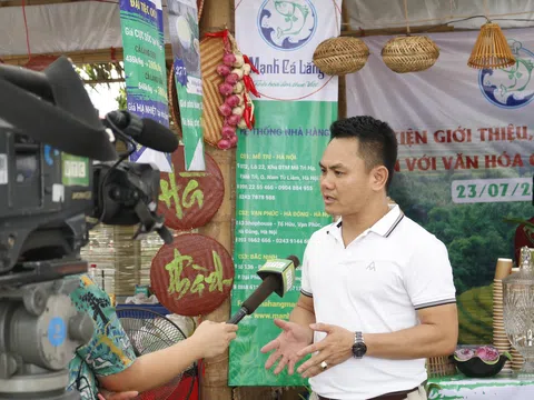 Người nặng lòng với văn hóa ẩm thực Việt và cá Lăng Việt Trì