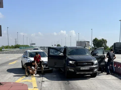 Cảnh sát nổ súng trên cao tốc chặn bắt 4 đối tượng mang ma túy