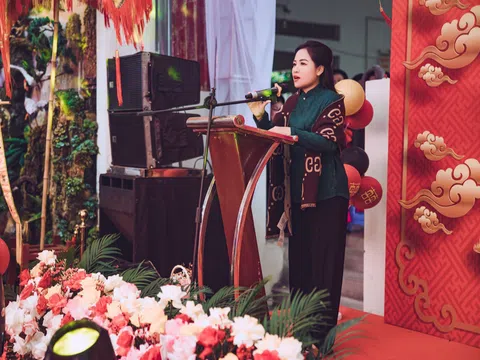 Cô đồng Đặng Thiên Hương công đức xây dựng Lầu Sơn Trang - Chầu Lục