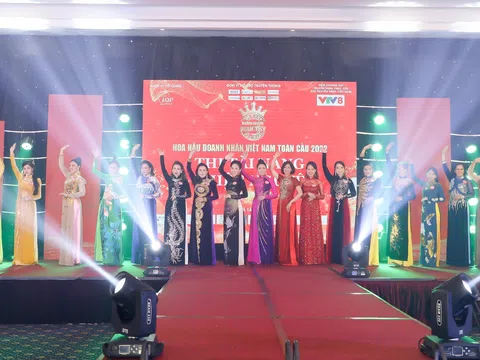 Nguyễn Diệu Linh sáng tạo ở phần thi tài năng trong Hoa hậu Doanh nhân Việt Nam Toàn cầu 2022