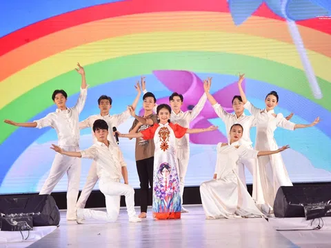 MODEL NHÍ VÕ THUỲ DƯƠNG XINH ĐẸP NHƯ THIÊN THẦN TẠI SHOW DIỄN THỜI TRANG LỚN