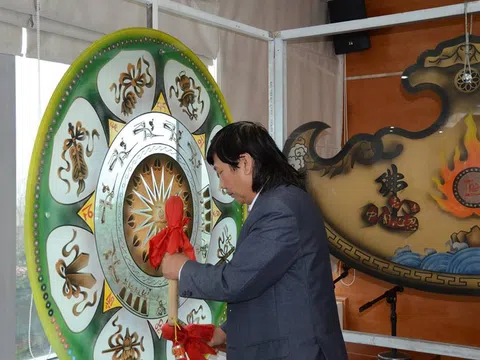 Nghệ nhân Phạm Hồng Vinh: Người “thổi hồn” tranh kính cường lực