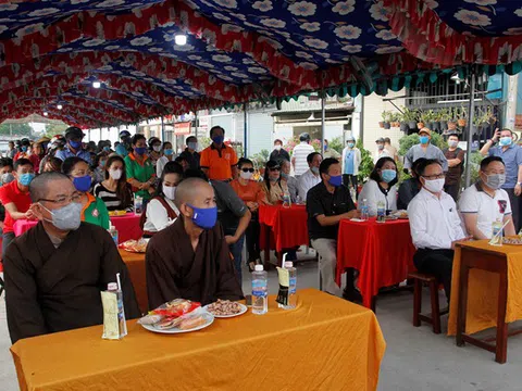 Chùa Lá và những món quà từ thiện mùa dịch