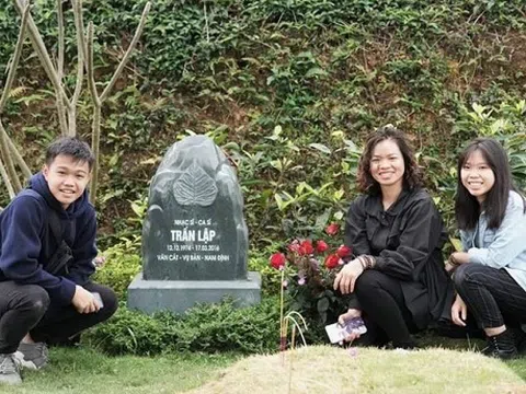 Gần 4 năm sau nỗi đau mất chồng, bà xã đã có thể mỉm cười khi đứng trước mộ phần Trần Lập