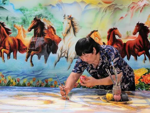 Người sáng tạo ra nghề điêu khắc kính vừa được phong tặng danh hiệu Nghệ nhân ưu tú cấp Quốc gia