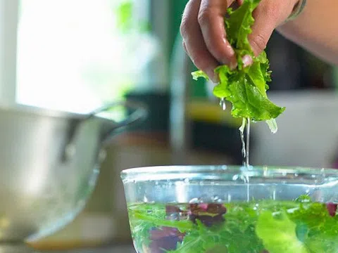 Cảnh báo: Ngâm rau củ quả bằng nước muối liệu có loại bỏ được thuốc trừ sâu như bạn nghĩ?