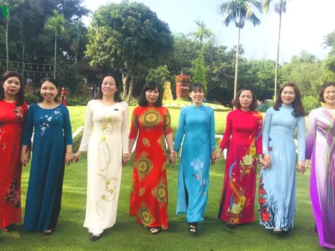 Đắk Lắk : Kết hợp sử dụng các thiết kế thổ cẩm của người Ê Đê vào áo dài