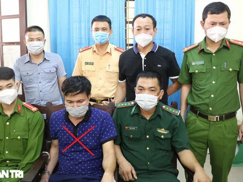 Cảnh sát đập vỡ kính xe, bắt "shipper" thủ súng ngắn buôn hàng yến ma túy