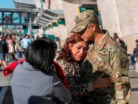 Hình ảnh xúc động của người lính trước khi ra "Chiến Trường"